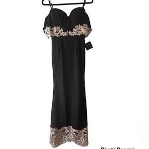 Black Elegant Lace Affair: Women's Off-Shoulder V-Neck Bodycon Maxi Dress